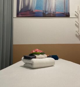 Traditionelle Thai-Massage in entspannter Umgebung in München Massageraum bei SkySiam Thai Massage in München - ruhige Atmosphäre für Wellness